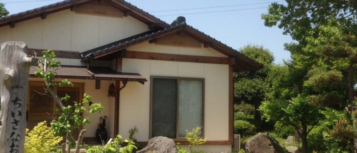 「ちいさなお宿　泉弘坊」外観です。