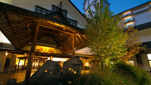 「会津蘆ノ牧温泉 大川荘」外観です。