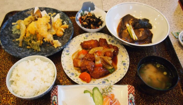 「民宿どんぐりの山」料理一例です。