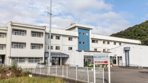 「Tabist 国民宿舎 あらふねリゾート」外観です。