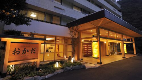 「ホテルおかだ」外観です。
