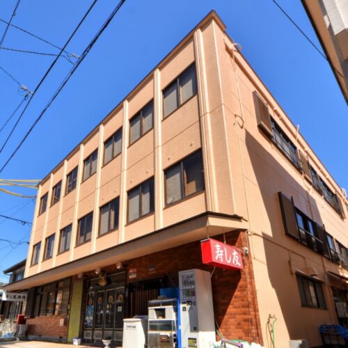 「寿し友旅館」外観です。