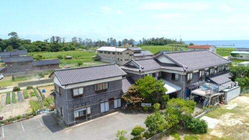 「島の宿 えのめ荘」外観です。