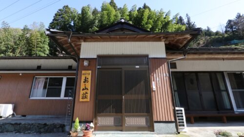 「民宿お山荘」外観です。