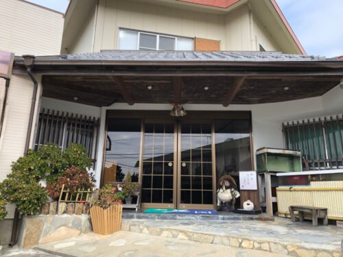「民宿釣船旅館 魚勘」外観です。
