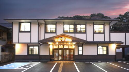 「温泉民宿 小阪屋 本館」外観です。