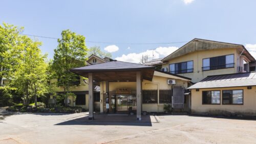 「美湯美食の離れ宿 小野川温泉 河鹿荘」外観です。