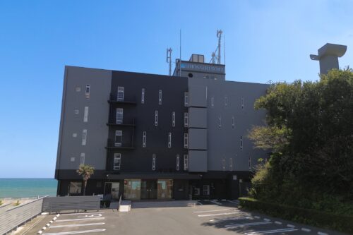 「潮騒リゾート鴨川」外観です。