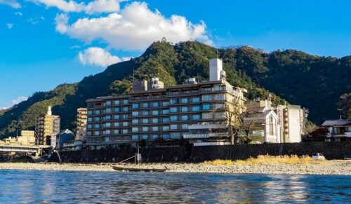 「長良川温泉 十八楼」外観です。